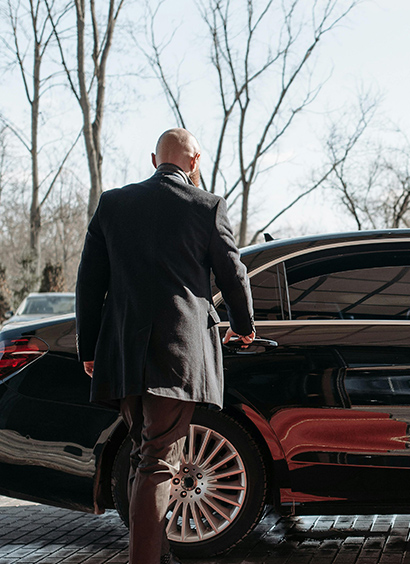 Chauffeurize chauffeur assisting a client